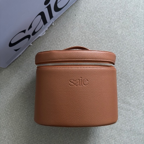 NEW SAIE VANITY CASE - Picture 3 of 5